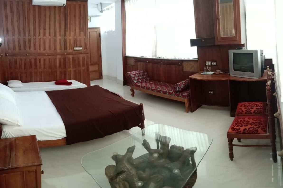 Hotel Dolphin Residency Thekkady Exterior foto